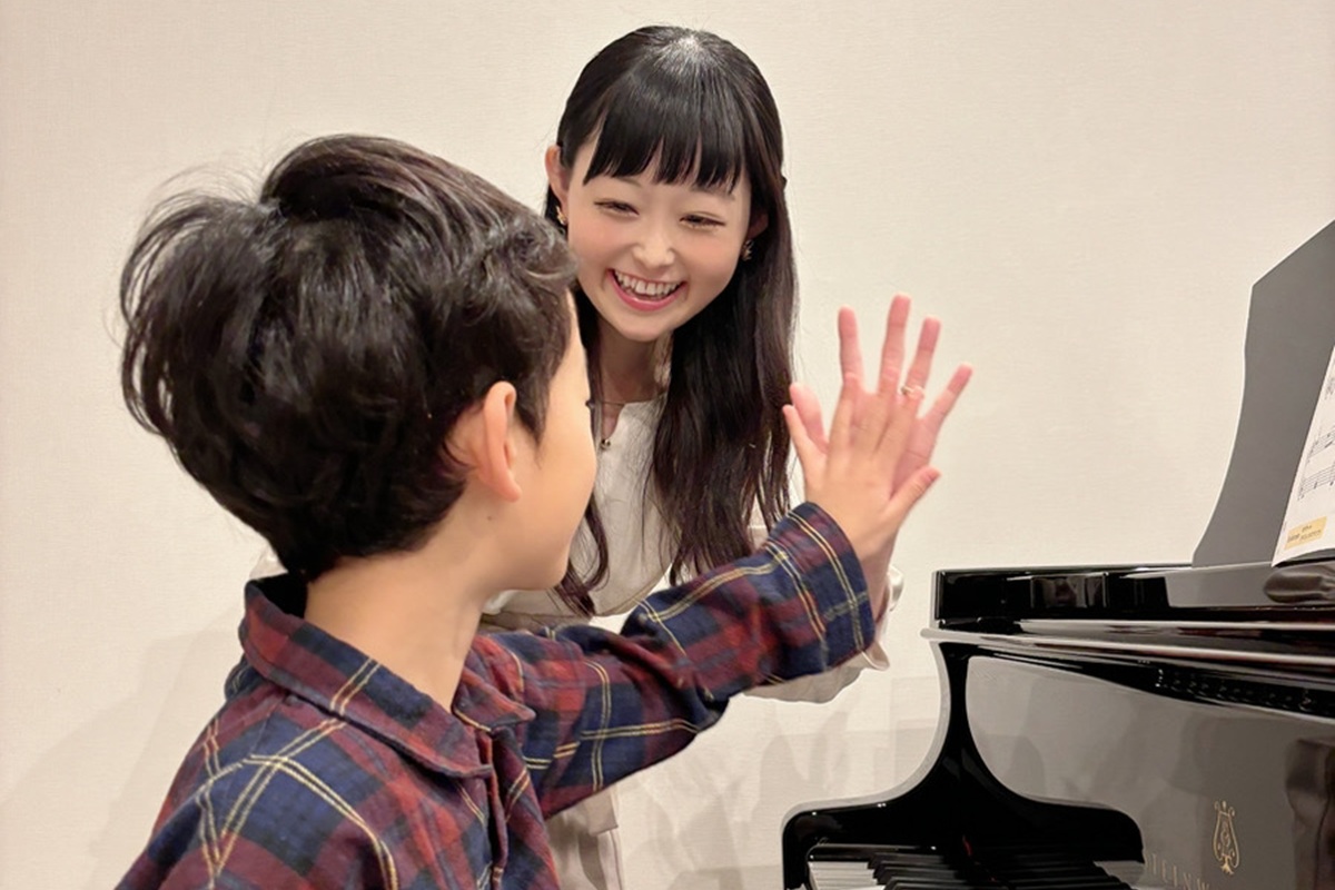 先生と生徒がハイタッチをしている